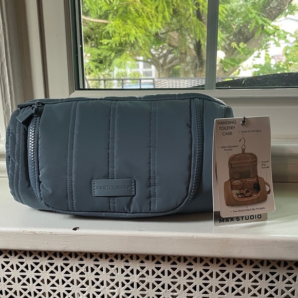 1232. Max Studio Slate‎ Blue Toiletry Bag - Picture 1 of 7